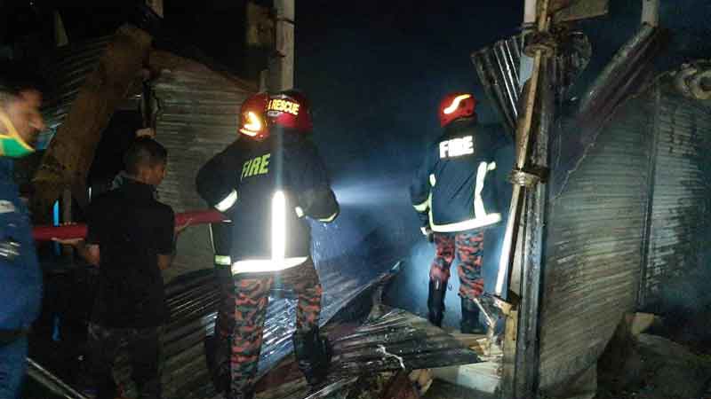 মতলবে অগ্নিকান্ড তিনটি দোকান ভস্মিভূত