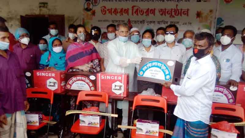 মতলবে বিকল্প কর্মসংস্থানের জন্য জেলেদের মধ্যে সেলাই মেশিন বিতরণ