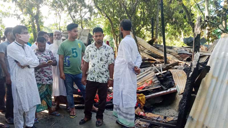 কচুয়ার আগুনে ক্ষতিগ্রস্ত পরিবার পাশে ইউপি চেয়ারম্যান