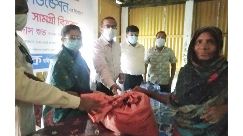 কচুয়ার নাউলা আশ্রায়ণ প্রকল্পের দুস্থ ও অসহায়দের মধ্যে ত্রাণ বিতরণ