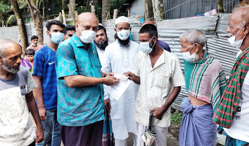 মহল্লায় গিয়ে প্রধানমন্ত্রীর উপহার ও ভাতার টাকা পৌঁছে দিচ্ছেন মেয়র লিপন 