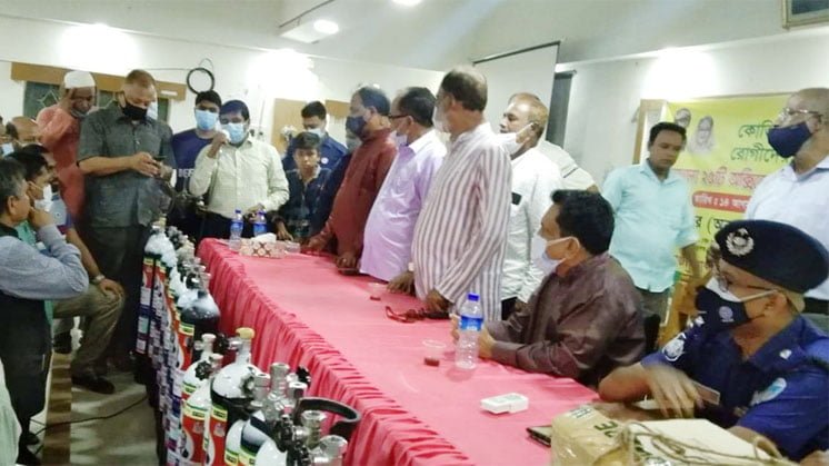 শাহরাস্তিতে ২৫ অক্সিজেন সিলিন্ডার দিলেন রফিক রফিকুল ইসলাম বীর উত্তম