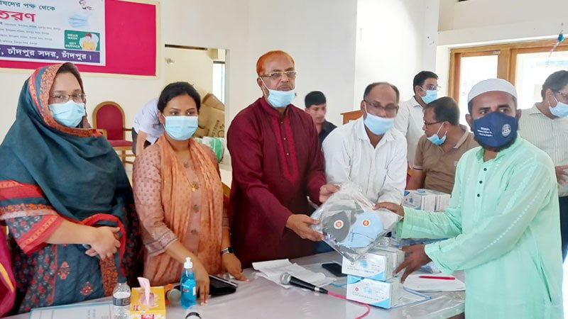 চাঁদপুর সদর উপজেলা পরিষদের পক্ষ থেকে মাস্ক বিতরণ
