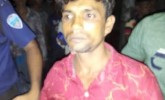 হাজীগঞ্জে ভাতিজিকে ধর্ষণের অভিযোগে চাচাকে পুলিশে দিল জনতা