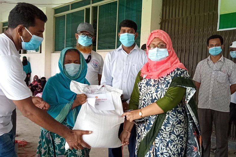 চাঁদপুরে কর্মহীন ১৩৭ পরিবার পেল প্রধানমন্ত্রীর উপহার