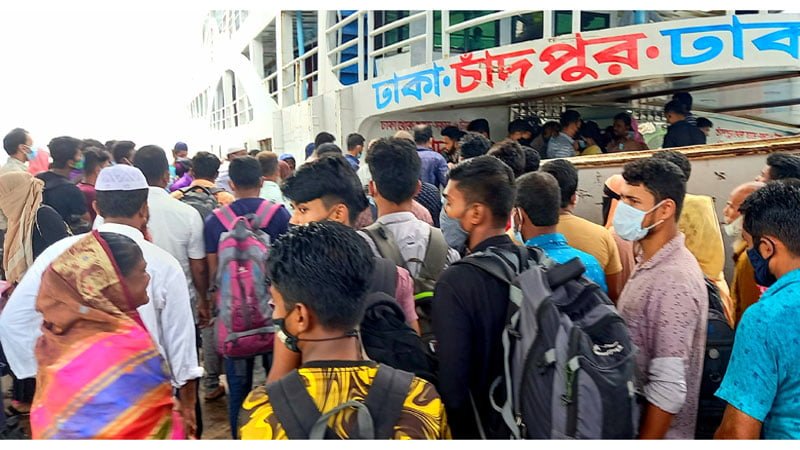 চাঁদপুর লঞ্চঘাটে যাত্রীদের যেন বাঁধভাঙা ঢল