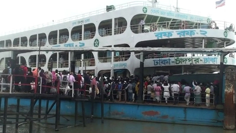 চাঁদপুর লঞ্চঘাটে যাত্রীর স্রোত, লঞ্চ চলাচল বন্ধ ঘোষণা