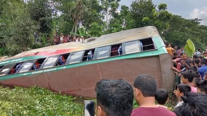 কচুয়ায় নিয়ন্ত্রণ হারিয়ে বাস খালে