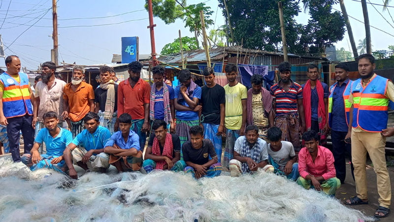 চাঁদপুরে নৌপুলিশের অভিযানে ১৯ জেলে আটক