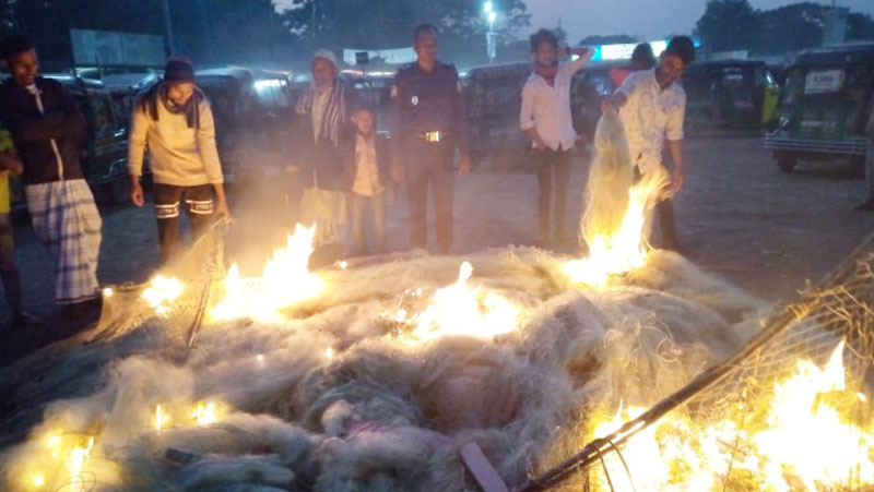 চাঁদপুরে ১৫ লাখ মিটার কারেন্ট জাল জব্দ