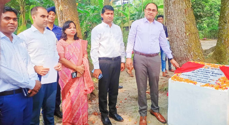 হাজীগঞ্জ উপজেলা ভূমি অফিস পার্কের উদ্বোধন করলেন বিভাগীয় কমিশনার