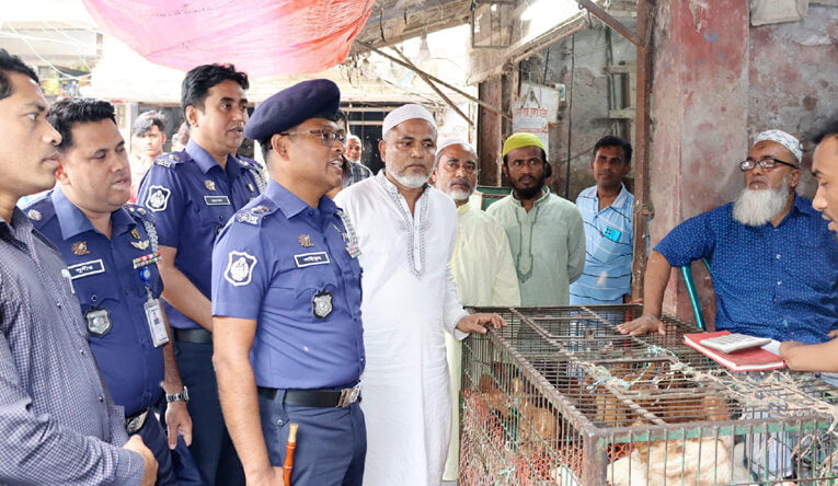 দাম নিয়ে ফল ও মাংস ব্যবসায়ীদের সতর্ক বার্তা দিলেন চাঁদপুরের এসপি