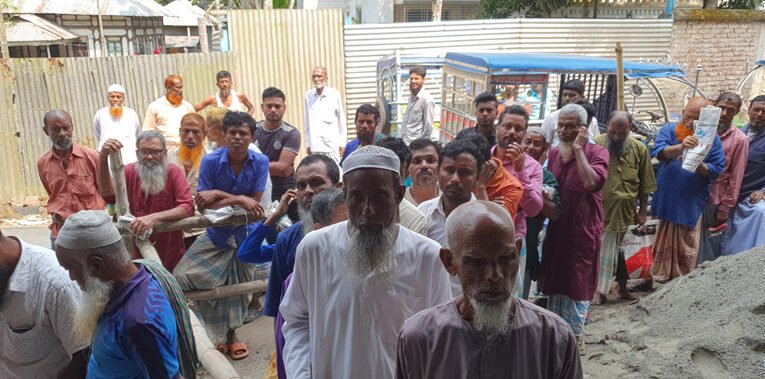 গাজীপুর ইউনিয়নে জাটকা সংরক্ষণের চাল বিতরণ