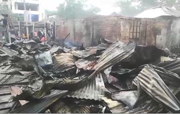 ঠাকুর বাজারে ভয়াবহ অগ্নিকাণ্ডে ১৪ দোকান পুড়ে ছাই, কোটি টাকার ক্ষতি
