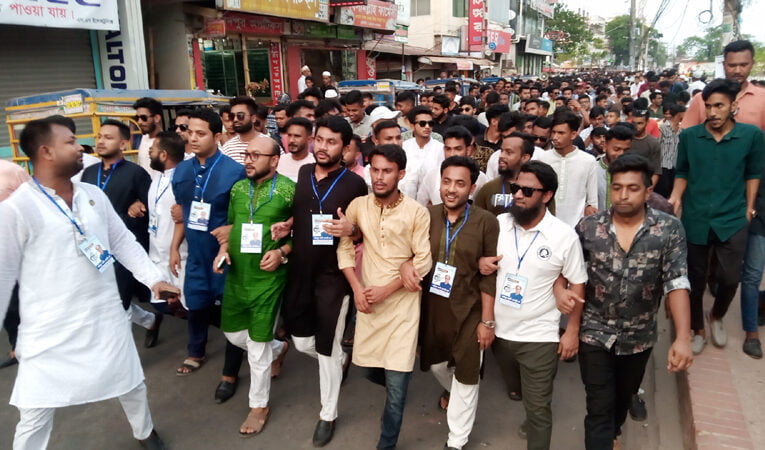 চেয়ারম্যান প্রার্থী আইয়ুব আলীর দোয়াত কলম মার্কার সমর্থনে চাঁদপুরে ছাত্রলীগের মিছিল