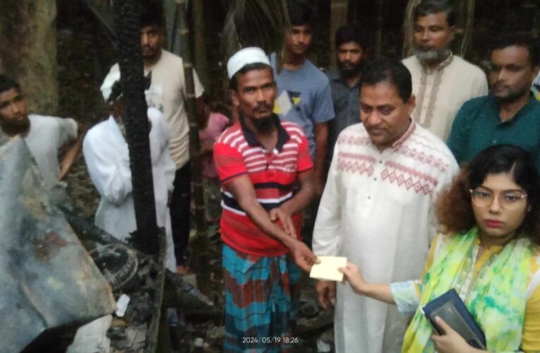 হাইমচরে অগ্নিকাণ্ডে চা দোকান পুড়ে ছাই, ঘটনাস্থল পরিদর্শনে উপজেলা চেয়ারম্যান-ইউএনও