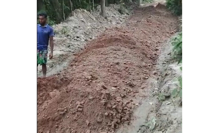 ফরিদগঞ্জে রাবিশ দিয়ে চলছিল সড়কের নির্মাণ কাজ