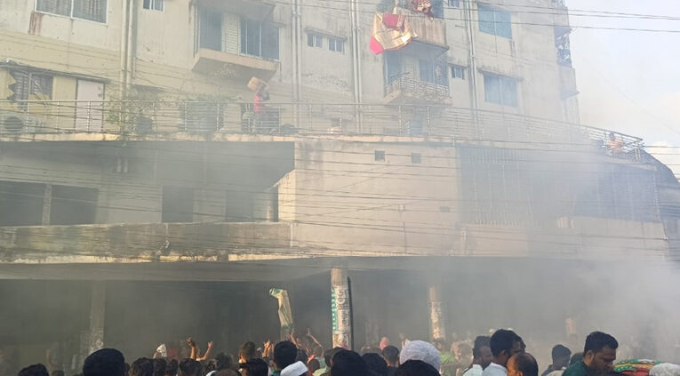 চাঁদপুরে দীপু মনির বাড়িসহ আ.লীগ নেতাদের বাড়িতে ভাংচুর-আগুন, লুটপাট