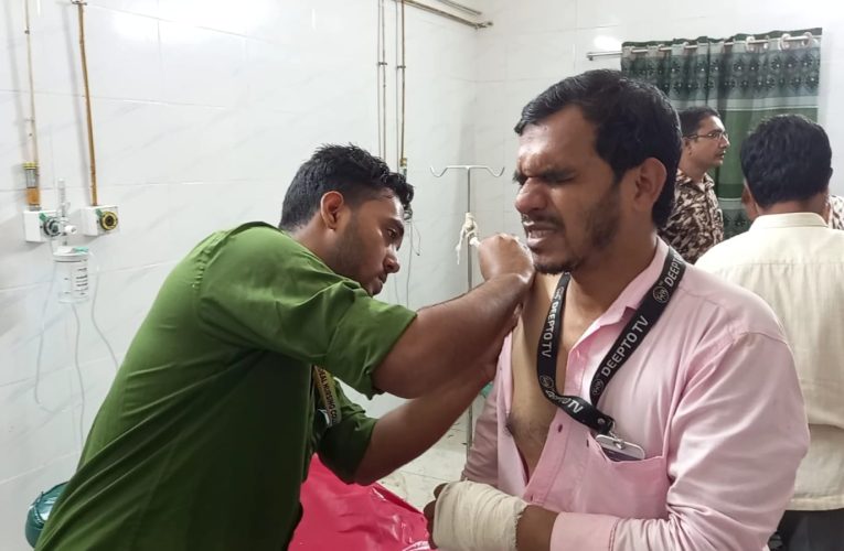 বৈষম্যবিরোধী ছাত্র আন্দোলনে ছাত্রলীগ-যুবলীগের সংঘর্ষ ধাওয়া-পাল্টা ধাওয়া, সাংবাদিক ইব্রাহীম রনি আহত