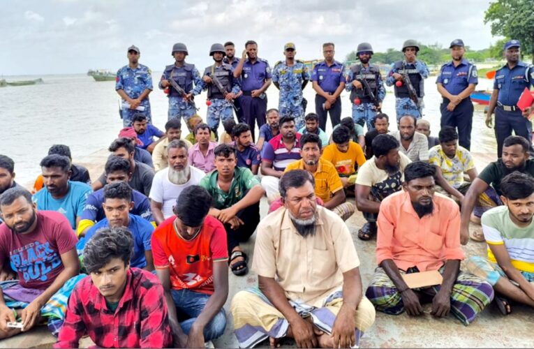 মতলব উত্তরে মেঘনায় অবৈধভাবে বালু উত্তোলন, বাল্কহেড-ড্রেজারসহ আটক ৩৪