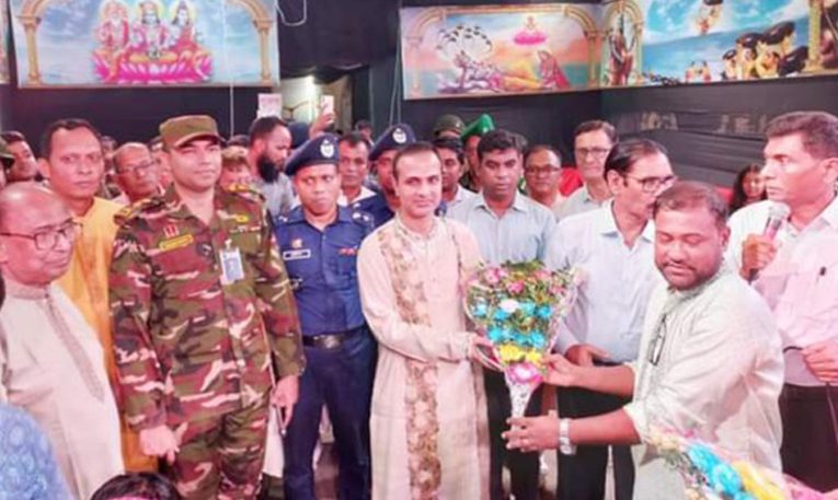 হাজীগঞ্জের বিভিন্ন পূজামণ্ডপ পরিদর্শনে ডিসি এসপি ও সেনা কর্মকর্তা