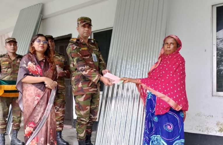হাইমচরে সেনাবাহিনী কর্তৃক বন্যার্তদের মাঝে গৃহ নির্মাণ সামগ্রী, ত্রাণ ও নগদ অর্থ প্রদান