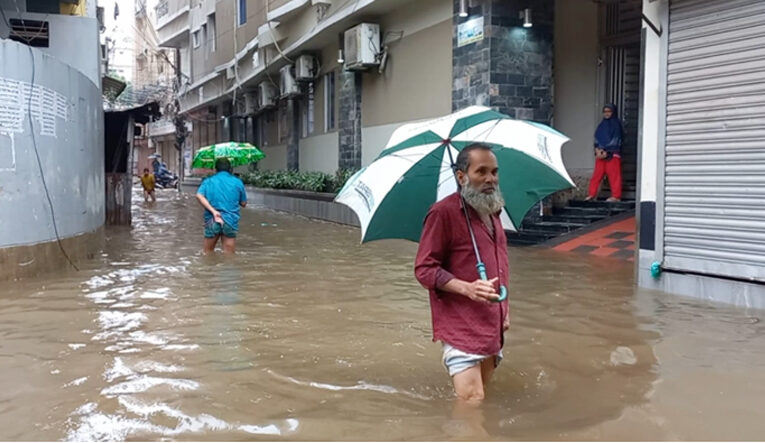চাঁদপুরে রেকর্ড বৃষ্টিপাতে শহরাঞ্চলে জলাবদ্ধতা