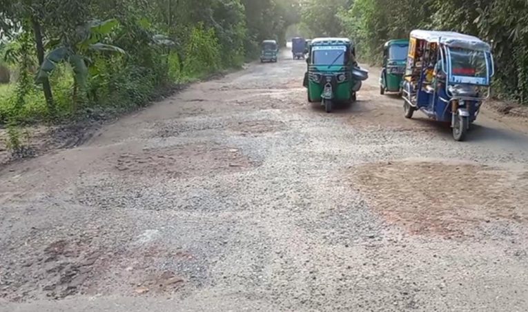 চাঁদপুর-কুমিল্লা মহাসড়কের ১৭ কিলোমিটার বেহাল, যাত্রীদের চরম দুর্ভোগ