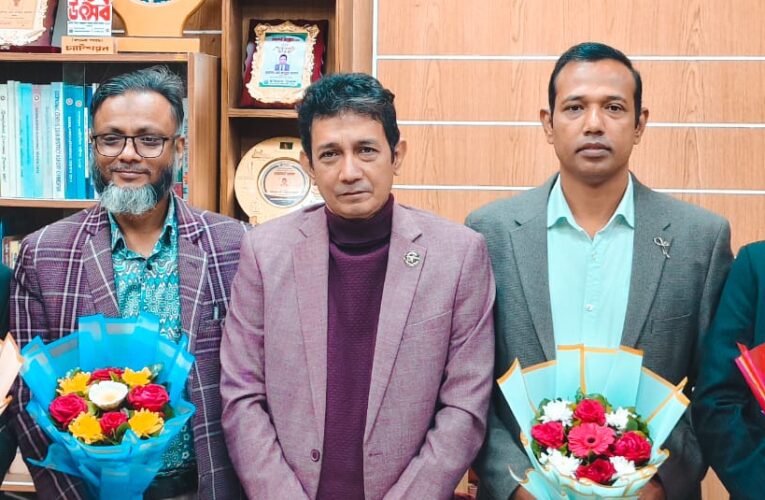 চাঁদপুর সরকারি মহিলা কলেজের পদোন্নতি প্রাপ্ত কর্মকর্তাবৃন্দ-কে কলেজ অধ্যক্ষ কর্তৃক ফুলেল শুভেচ্ছা প্রদান।