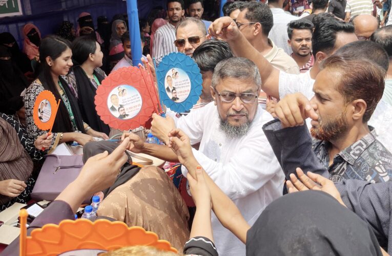 চাঁদপুরে অনার্স ভর্তি পরীক্ষার্থী ও অভিভাবকদের পাশে মেয়র প্রার্থী আক্তার হোসেন মাঝির গার্ডিয়ান ছাউনি, হাত পাখা ও পানির ব্যবস্থা