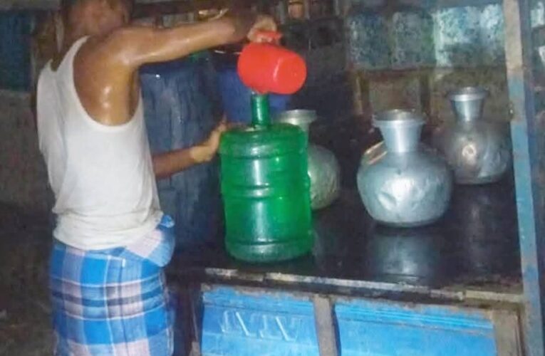 চাঁদপুর পৌরসভার ১৫নং ওয়ার্ডে তীব্র পানি সংকট: জনদুর্ভোগ চরমে, আন্দোলনের হুঁশিয়ারি এলাকাবাসীর