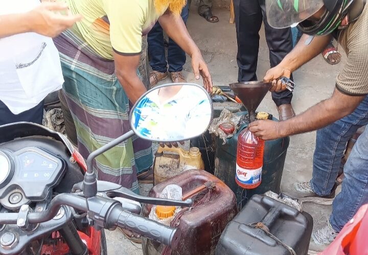 শাহরাস্তিতে  অতিরিক্ত দামে জ্বালানি তেল বিক্রি”  ৫০ হাজার টাকা জরিমানা