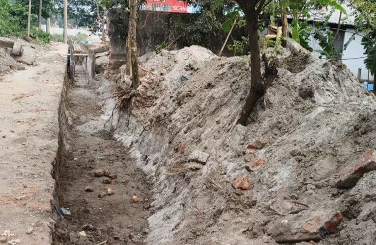 হাজীগঞ্জ পৌরসভার ড্রেনেজ নির্মাণে প্রবাসীর মালিকানাধীন সীমানাপ্রচীর ভাঙার অভিযোগ