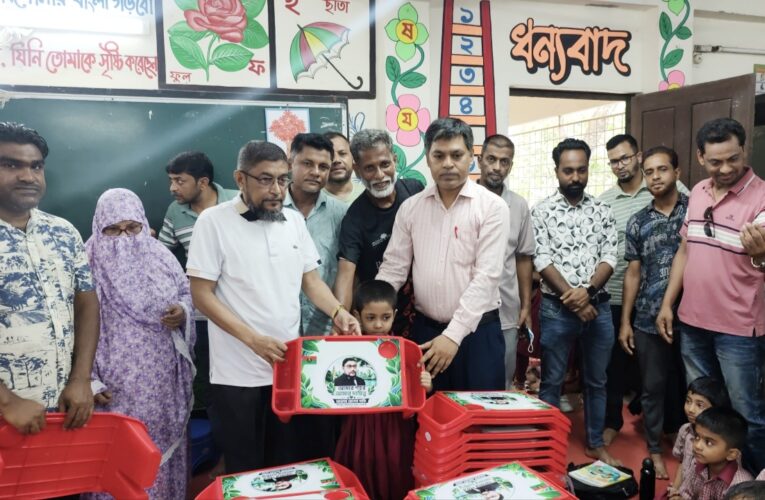 বিষ্ণুদী আজিমিয়া সপ্রাবির শিক্ষার্থীদের মাঝে বেবি টেবিল বিতরণ পৌর মেয়র প্রার্থী আক্তার মাঝি