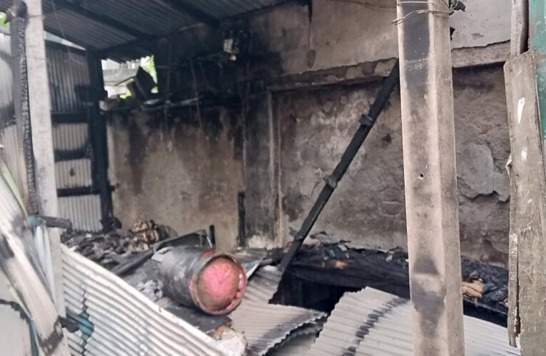দুর্বৃত্তদের আগুনে পুড়লো রিকশাচালক জাকিরের স্বপ্ন: চাঁদপুরে নিঃস্ব এক পরিবার