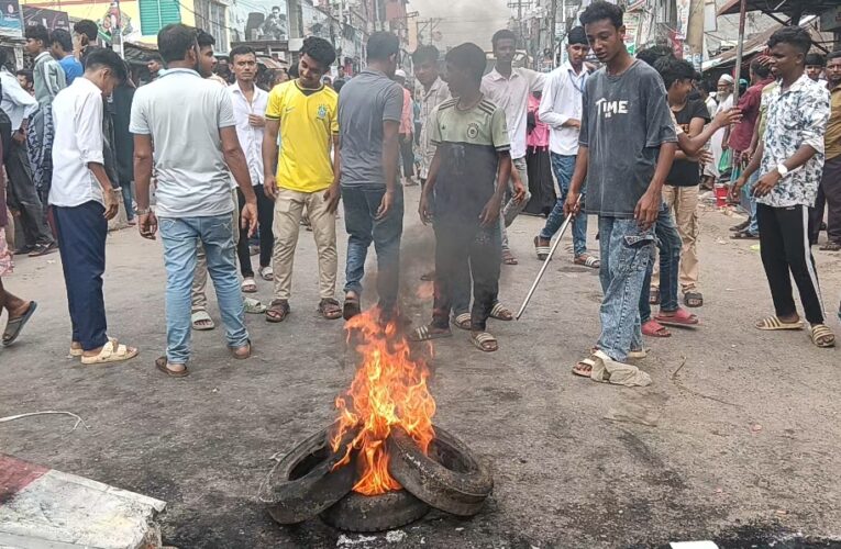 হাজীগঞ্জ উপজেলা ও পৌর ছাত্রদলের সদ্য ঘোষিত কমিটি বাতিলের দাবিতে সড়ক অবরোধ
