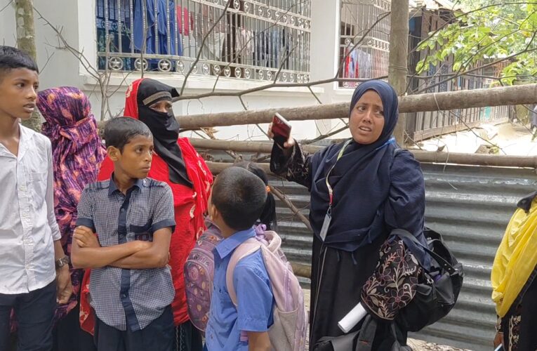 তিন মাস ধরে শিক্ষিকা পরিবারের চলাচলের পথ বন্ধ, যেতে হয় পুকুর সাঁতরে