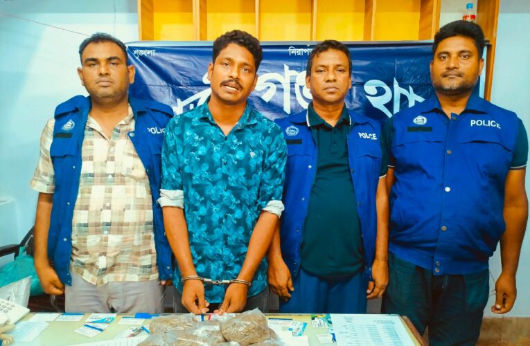 হাজীগঞ্জে জনতার হাতে আটক মাদক ব্যবসায়ী,ইয়াবা ও মোটরসাইকেল জব্দ