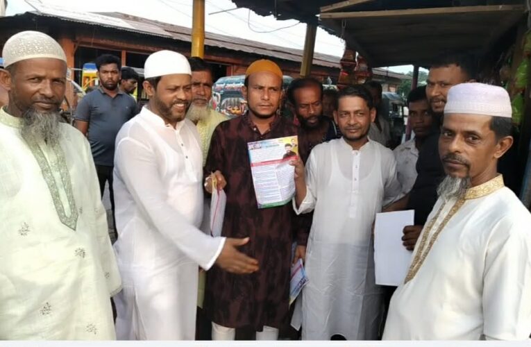 হাজীগঞ্জ পৌরসভা মেয়র পদপ্রার্থী অ্যাডভোকেট ওমর ফারুক খান টিটু’র ব্যাপক গণসংযোগ ও লিফলেট বিতরণ
