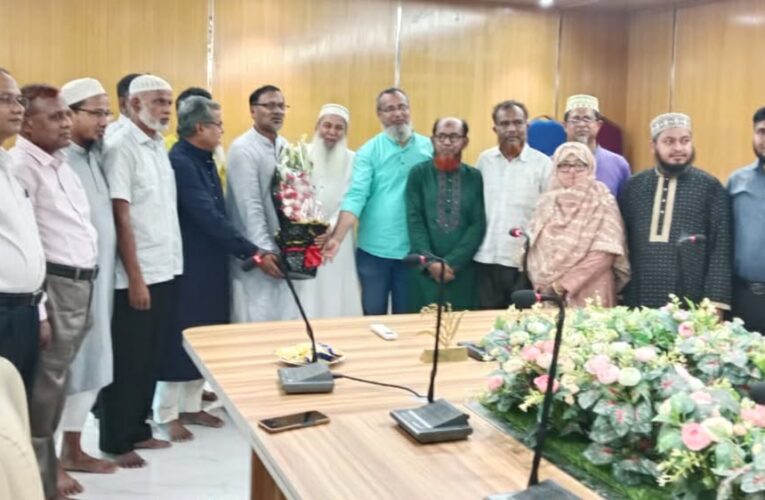 হাজীগঞ্জ ডিগ্রি কলেজের শিক্ষক-কর্মচারী ও গভর্নিং বডির সঙ্গে ইঞ্জি.মমিনুল হক এমপির ঈদ-পরবর্তী সৌজন্য সাক্ষাৎ ও ফুলেল শুভেচ্ছা বিনিময় 
