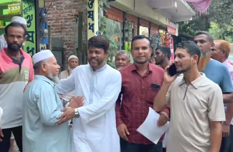 স্মার্ট ও পরিকল্পিত হাজীগঞ্জ পৌরসভা বিনির্মাণের লক্ষে মেয়র পদপ্রার্থী অ্যাডভোকেট ওমর ফারুক টিটুর গণসংযোগ ও লিফলেট বিতরণ