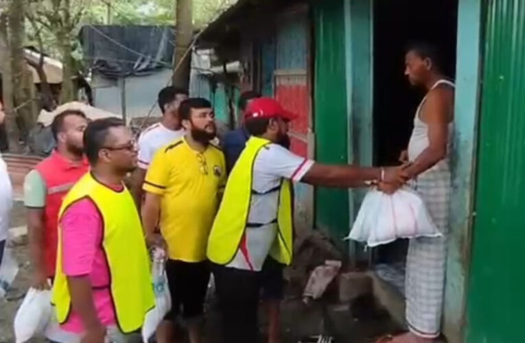 পানি পেরিয়ে দুর্গম গ্রামে ত্রাণ, সহায়তার হাত বাড়াল ক্লিন চাঁদপুর