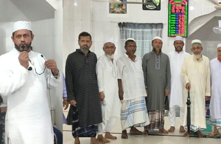 হাজীগঞ্জে বায়তুল আমান জামে মসজিদে জুমার নামাজ শেষে মুসুল্লিদের সাথ কুষল বিনিময়  মেয়র প্রার্থী অ্যাডভোকেট ওমর ফারুক খান টিটুর
