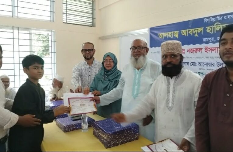 হাজীগঞ্জে ১২৮ ক্ষুদে শিক্ষার্থীকে আবদুল হালিম ফাউন্ডেশনের বৃত্তি প্রদান