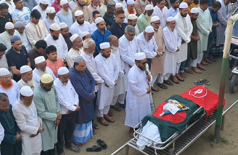রাষ্ট্রীয় মর্যাদায় নিজ গ্রামে বীর মুক্তিযোদ্ধা সাংবাদিক শফিকুর রহমানের দাফন