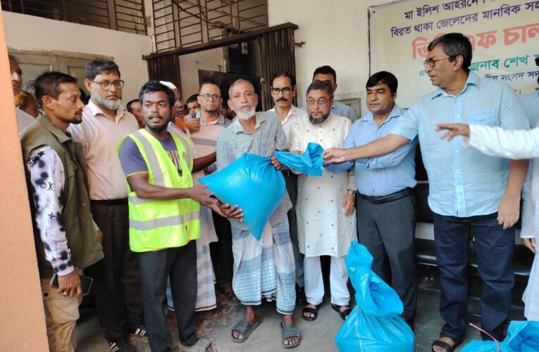 চাঁদপুরে ভিজিএফের চাল পেল ২ হাজার ৪৭৬ জেলে