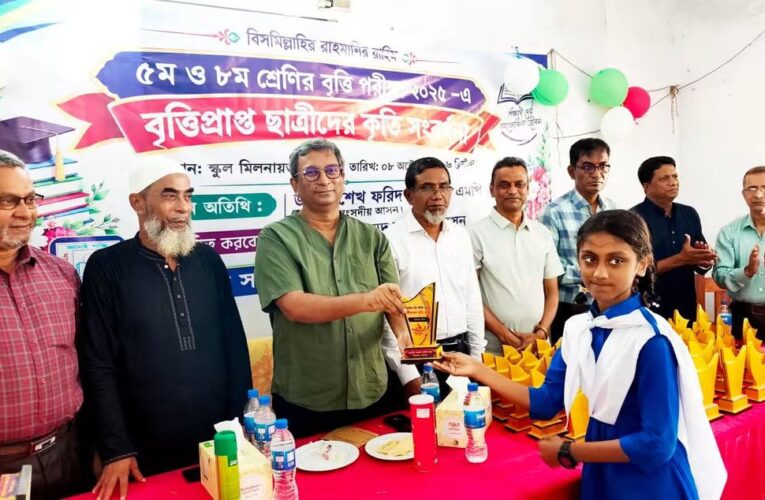 চাঁদপুরে মাতৃপীঠ সরকারি বালিকা উচ্চ বিদ্যালয়ের বৃত্তিপ্রাপ্ত কৃতি ছাত্রীদের  সংবর্ধনা